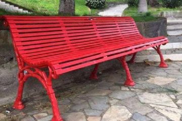 Una Panchina Rossa contro il femminicidio